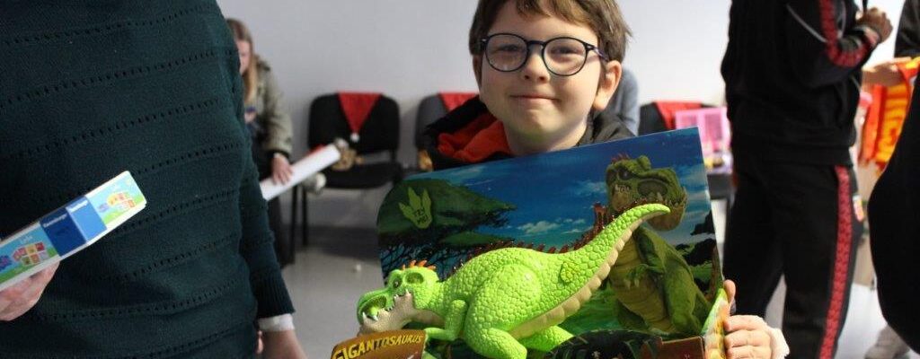 Un Noël de solidarité : le RC Lens apporte joie et cadeaux aux enfants hospitalisés