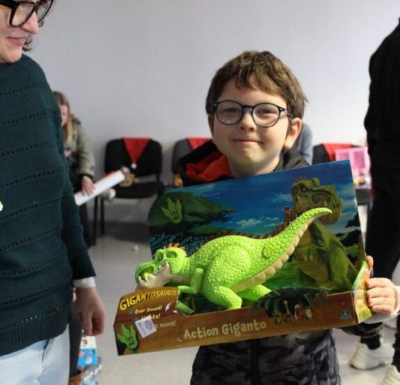 Un Noël de solidarité : le RC Lens apporte joie et cadeaux aux enfants hospitalisés