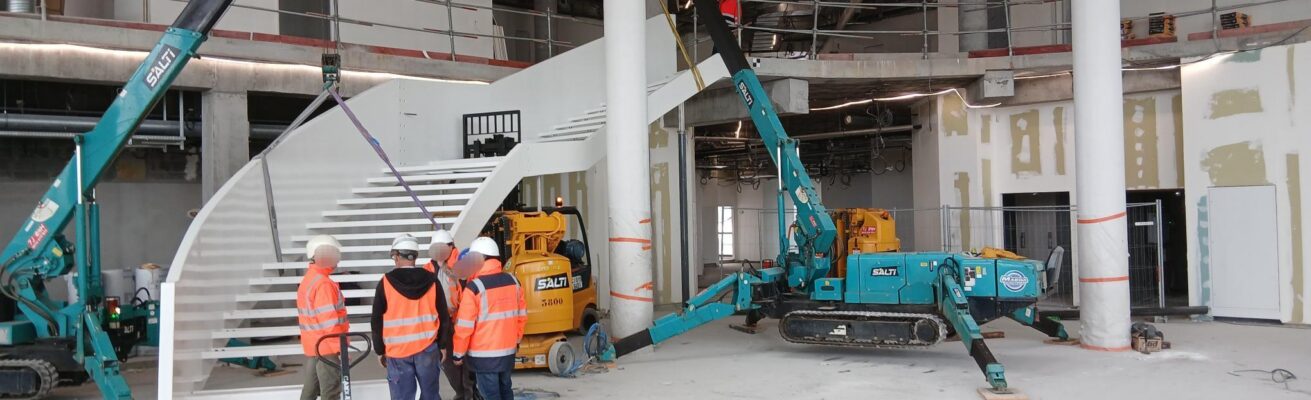 Nouvel hôpital : L’escalier vers la mezzanine est installé