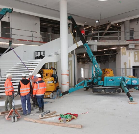 Nouvel hôpital : L’escalier vers la mezzanine est installé